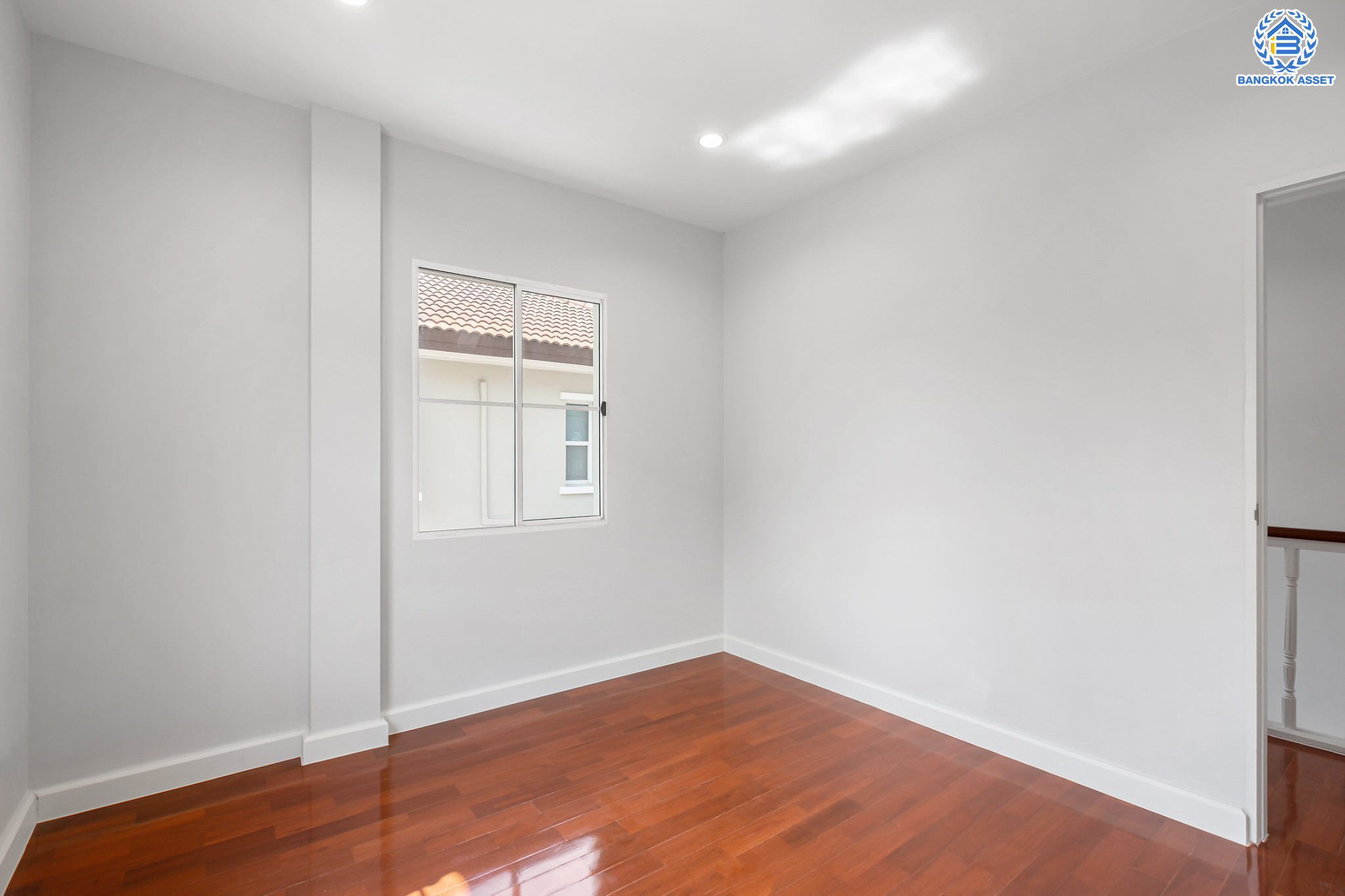 บ้านมือสองตกแต่งใหม่ ม.นันทวัน วัชรพล แบรนด์ LH เนื้อที่ 53.2 ตร.ว. ฟังก์ชัน 3 ห้องนอน 3 ห้องน้ำ จอดรถได้ 2 คัน Facilities ครบครัน บนทำเลเชื่อมต่อหลายเส้นทาง ถ.รามอินทรา ถ.สายไหม และถ.พหลโยธิน ใกล้สนามบินดอนเมือง ทางด่วน "ศรีรัช" และ เซ็นทรัลรามอินทรา